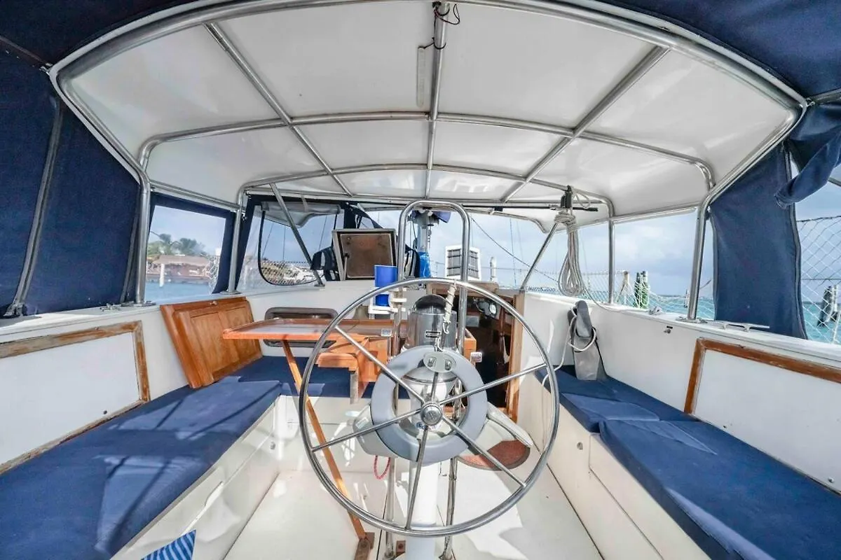 Private Sailboat 5-Min Walk To Beach & Downtown Puerto Aventuras