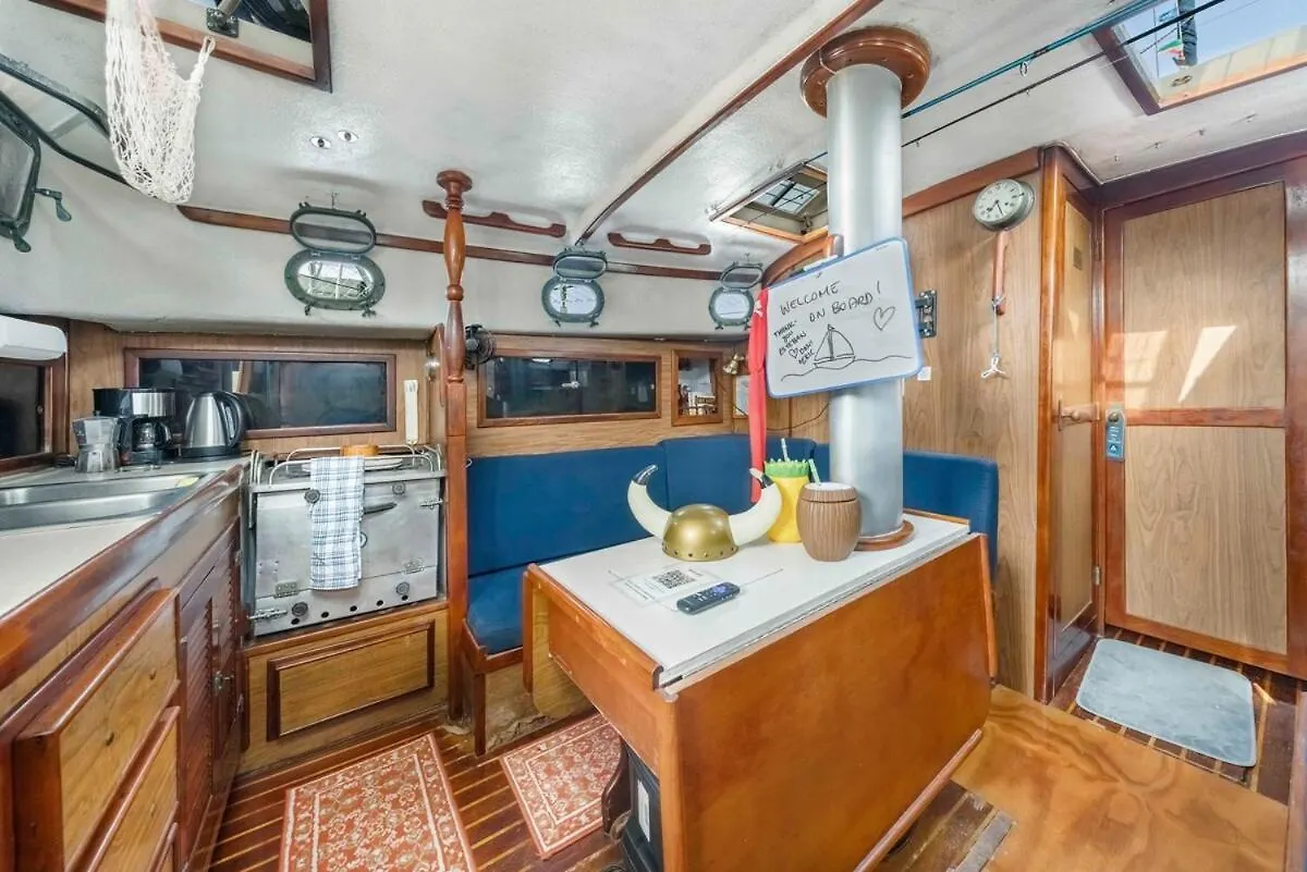 Botel Private Sailboat 5-Min Walk To Beach & Downtown Mexico