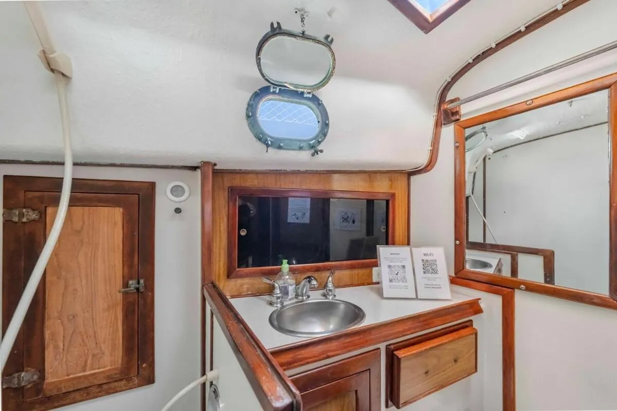 Botel Private Sailboat 5-Min Walk To Beach & Downtown
