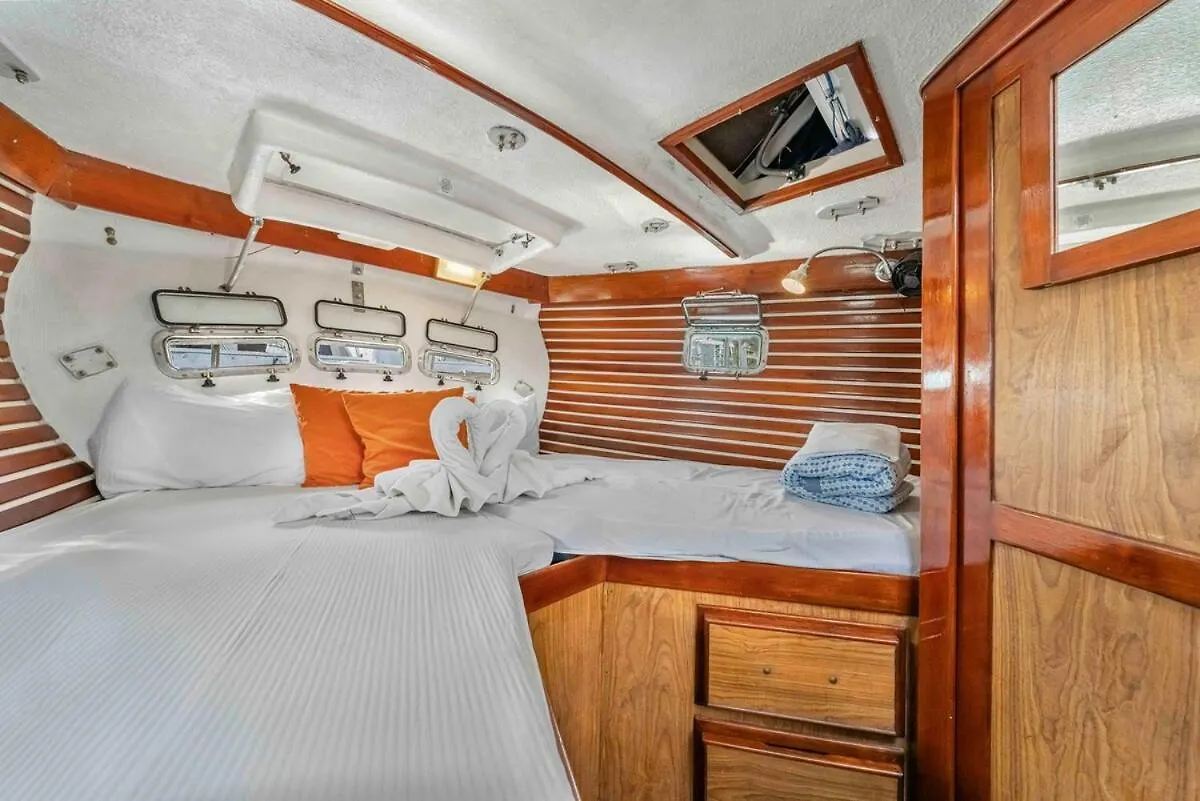 Private Sailboat 5-Min Walk To Beach & Downtown