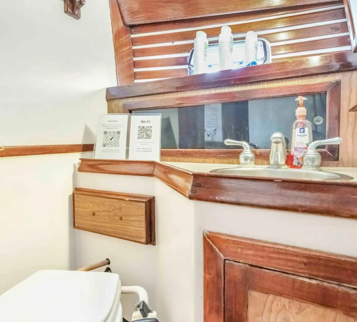 Private Sailboat 5-Min Walk To Beach & Downtown Botel